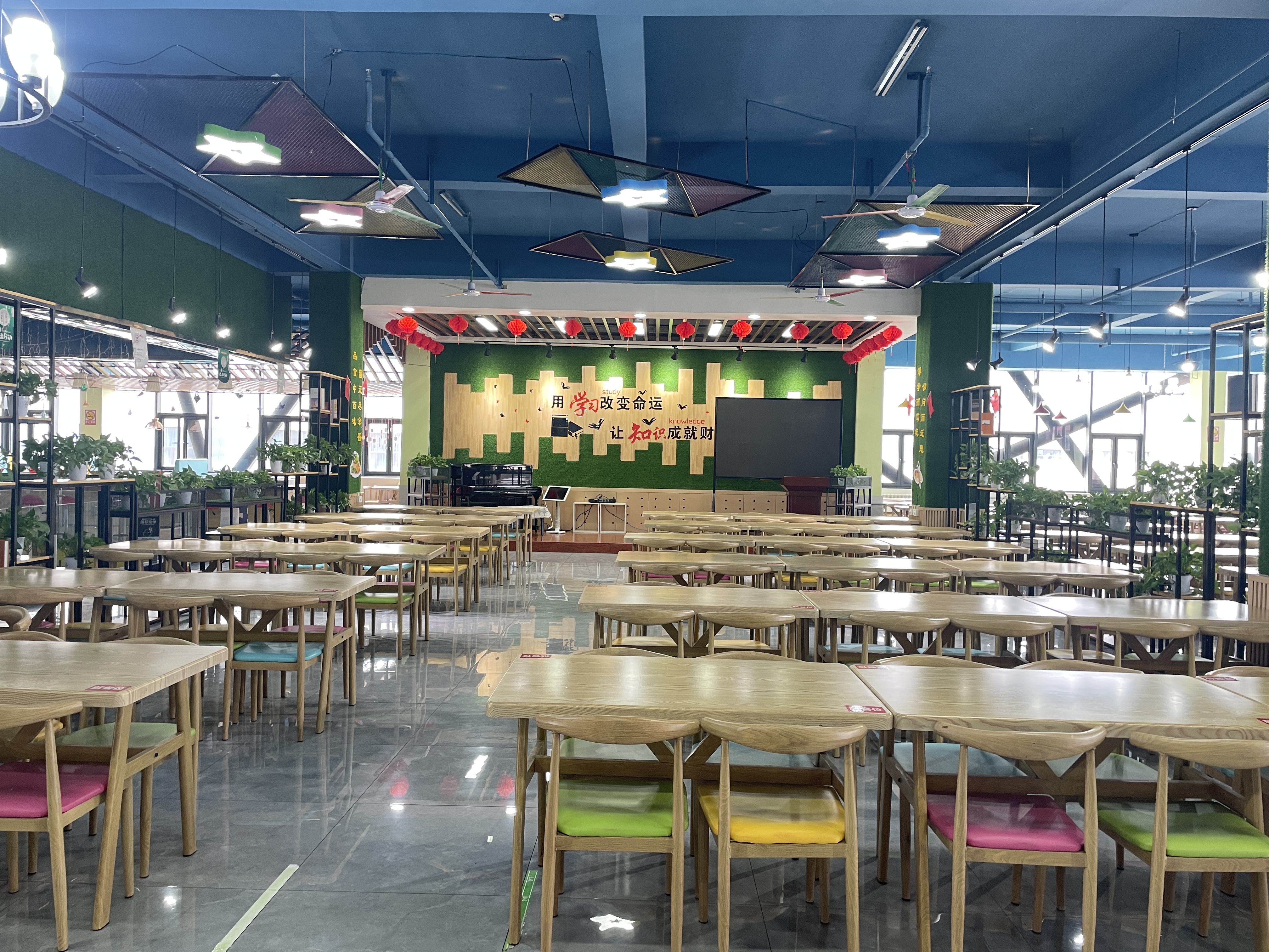 学校餐厅(图1)
