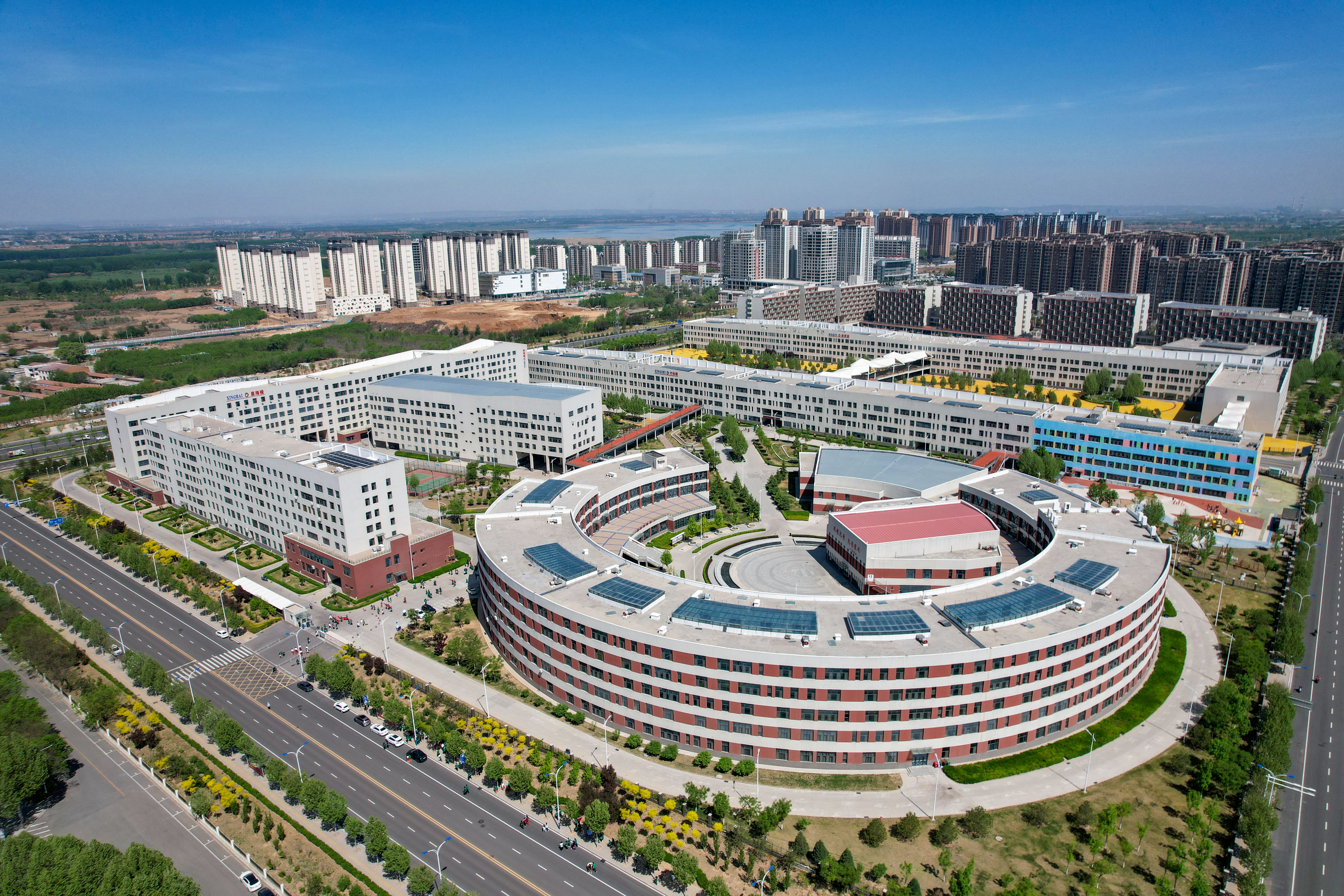 校园全景副本.jpg 学校简介(图1)