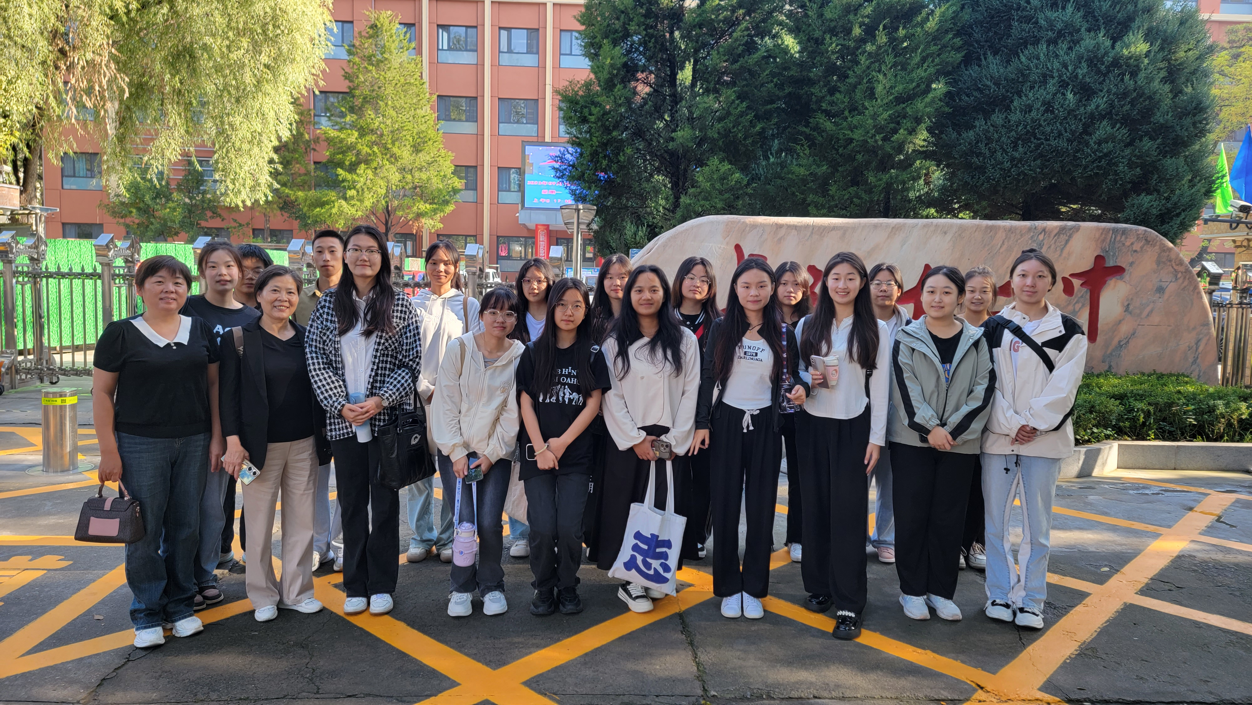 03ab5bd5161bdd9c1b4b1e33f54bd57.jpg 人文管理系(图5)