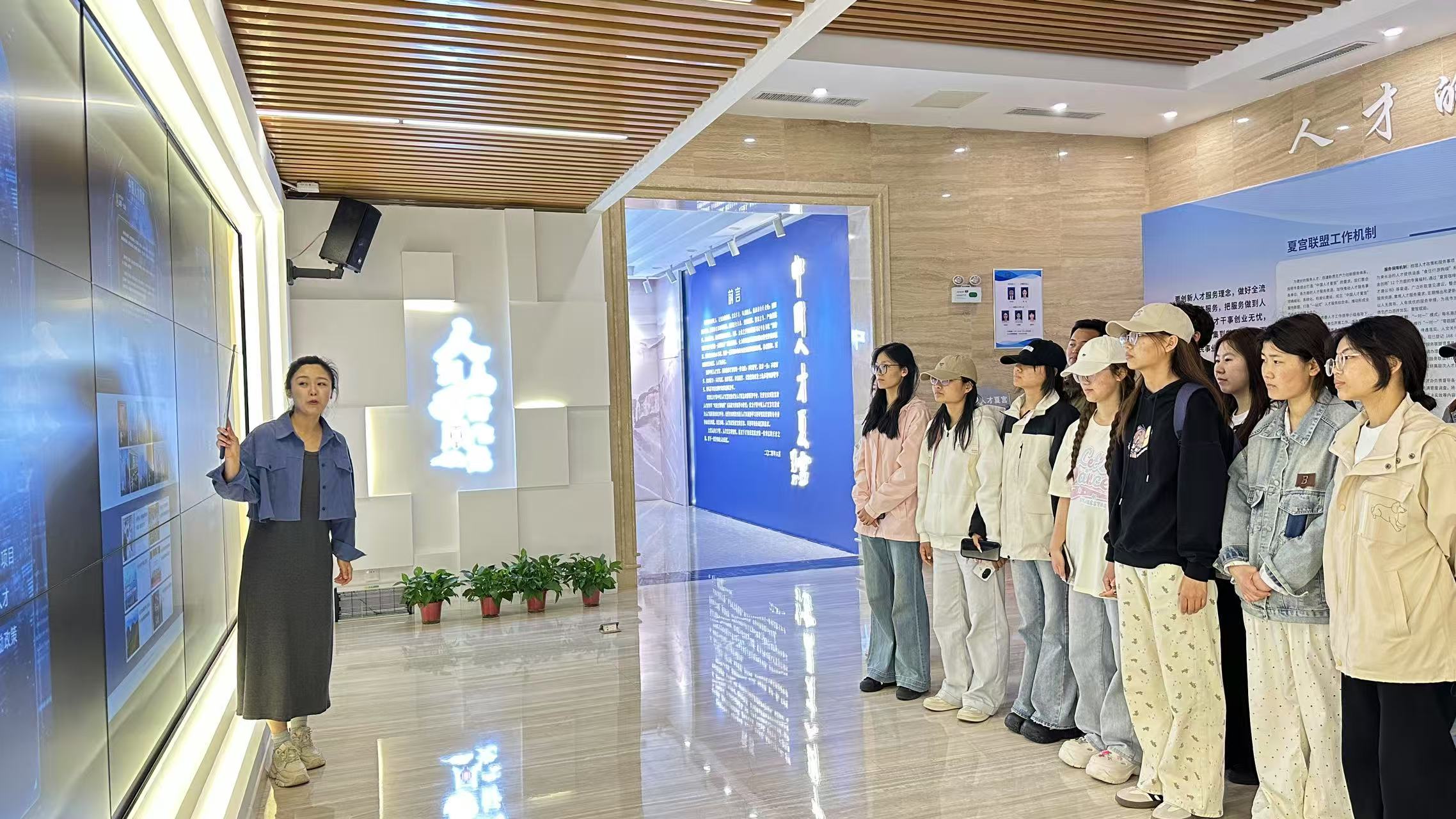 人文管理系(图12) 人文管理系(图12)