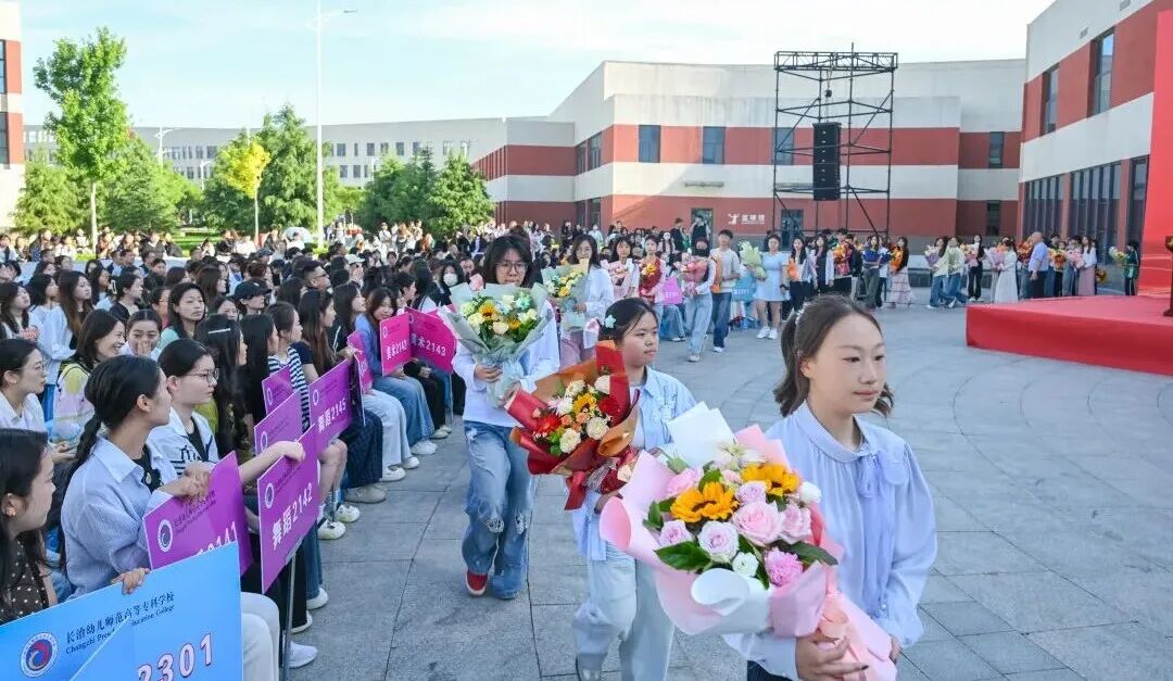 砺行开新程 笃行向远方——必赢官网举行2026届毕业典礼仪式(图7) 砺行开新程 笃行向远方——必赢官网举行2026届毕业典礼仪式(图7)