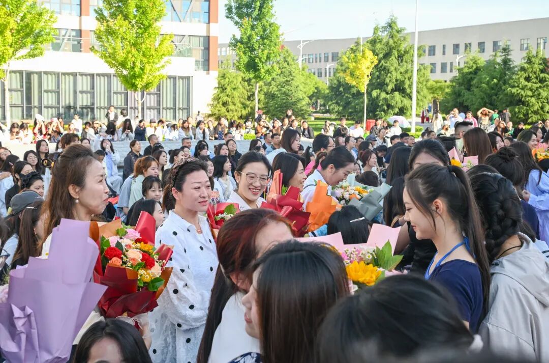 砺行开新程 笃行向远方——必赢官网举行2026届毕业典礼仪式(图10) 砺行开新程 笃行向远方——必赢官网举行2026届毕业典礼仪式(图10)