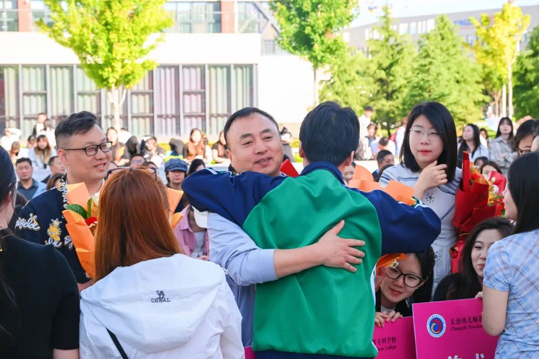 砺行开新程 笃行向远方——必赢官网举行2026届毕业典礼仪式(图18) 砺行开新程 笃行向远方——必赢官网举行2026届毕业典礼仪式(图18)