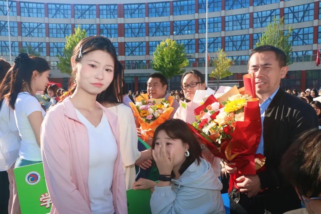 砺行开新程 笃行向远方——必赢官网举行2026届毕业典礼仪式(图21) 砺行开新程 笃行向远方——必赢官网举行2026届毕业典礼仪式(图21)